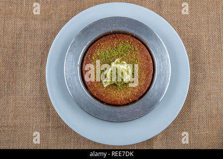 Türkische Konya Dessert Sac Arasi mit Pistazien Pulver/Kunefe Kadayif oder Katmer Stockfoto