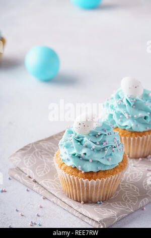 Ostern Vanille Cupcakes mit Cream Cheese frosting und Candy Eier. Stockfoto