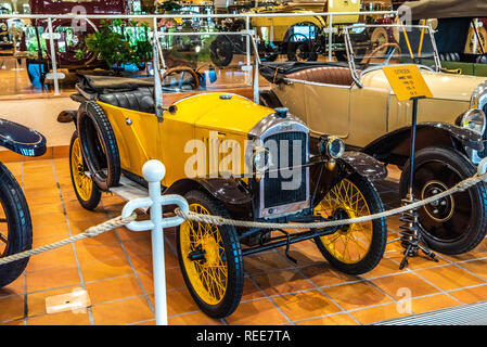 FONTVIEILLE, MONACO - Jun 2017: gelb PEUGEOT in Monaco Top Cars Collection Museum. Stockfoto