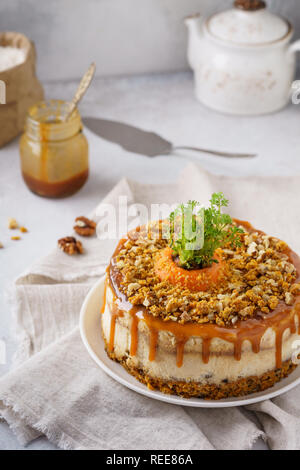 Hausgemachte Karotte Käsekuchen mit Muttern und gesalzen Karamell Sauce auffüllen. Stockfoto