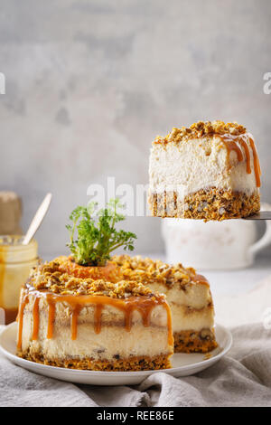 Stück Karotte Käsekuchen mit Muttern und gesalzen Topping. Platz für Rezept. Stockfoto