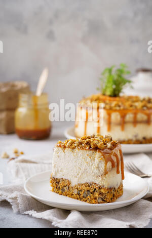 Stück Karotte und Pecan Karamell Käsekuchen, fallen Dessert Rezept. Stockfoto