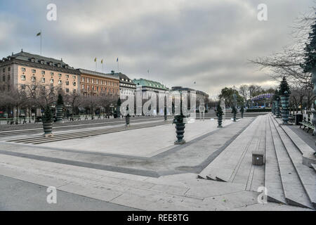 Stockholm, Schweden - 22 November 2018. Kungstradgarden City Park in Stockholm, mit umliegenden Gebäuden, Vegetation und Menschen. Stockfoto