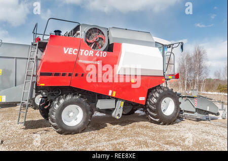 In Tjumen, Russland - 04 April. 2014: IV Tjumen Fachausstellung "landwirtschaftliche Maschinen und Geräte. Feldhäcksler Demonstration Stockfoto