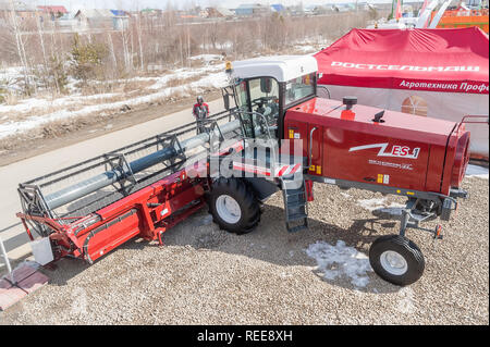 In Tjumen, Russland - 04 April. 2014: IV Tjumen Fachausstellung "landwirtschaftliche Maschinen und Geräte. Feldhäcksler Demonstration Stockfoto