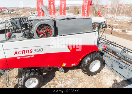 In Tjumen, Russland - 04 April. 2014: IV Tjumen Fachausstellung "landwirtschaftliche Maschinen und Geräte. Feldhäcksler Demonstration Stockfoto