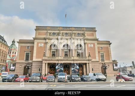 Stockholm, Schweden - 22 November 2018. Außenansicht des Royal Opera House (Operan) in Stockholm, mit Autos und Menschen. Stockfoto