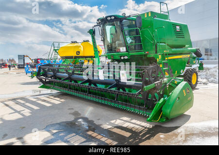 In Tjumen, Russland - 04 April. 2014: IV Tjumen Fachausstellung "landwirtschaftliche Maschinen und Geräte. Feldhäcksler Demonstration Stockfoto