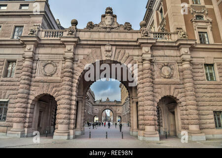 Stockholm, Schweden - 22 November 2018. Riksgatan Tor in Stockholm, mit Menschen. Stockfoto