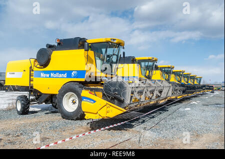 In Tjumen, Russland - 04 April. 2014: IV Tjumen Fachausstellung "landwirtschaftliche Maschinen und Geräte. Feldhäcksler Demonstration Stockfoto