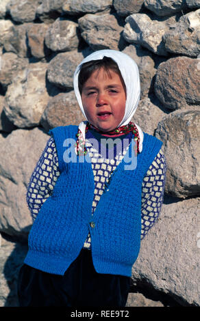 Porträt einer jungen türkischen Mädchen an der Kamera in der Nähe von Ihlara, Türkei suchen Stockfoto