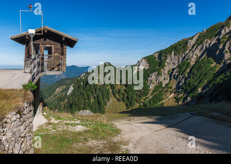 Ungewöhnlich mit Überstand kleine Wetter und Beobachtung station mit Lage in der Nähe der Bergstation der Tegelbergbahn in Bayern mit blauen gebaut Stockfoto