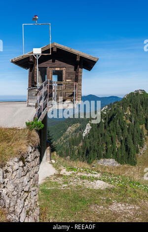 Ungewöhnlich mit Überstand kleine Wetter und Beobachtung station mit Lage in der Nähe der Bergstation der Tegelbergbahn in Bayern mit blauen gebaut Stockfoto