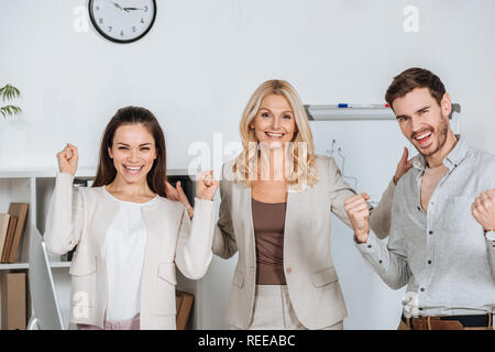Freundliche Professionelle business Kollegen schütteln Fäuste und lächelnd an der Kamera im Büro Stockfoto
