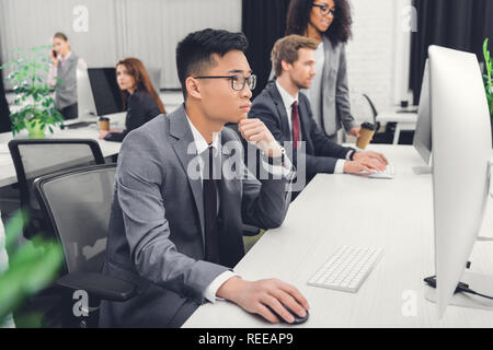Seitenansicht der fokussierten Geschäft Leute mit dem Desktop Computer im Büro Stockfoto
