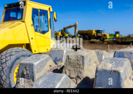 Detailansicht auf Spikes, Pattern-spuren von riesigen Straßenwalze für die Verdichtung von Böden auf der Straße Stiftung an der Baustelle. Stockfoto