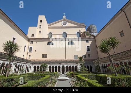 Der Kreuzgang im Inneren der Basilika San Paolo fuori le Mura (Basilika St. Paul vor den Mauern) Rom, Latium, Italien Foto © Fabio Mazzarella/Si Stockfoto