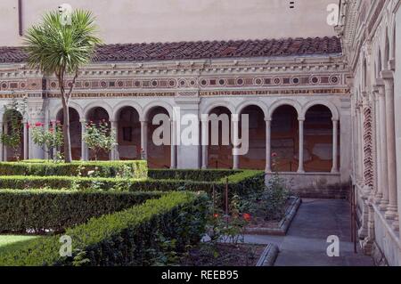 Der Kreuzgang im Inneren der Basilika San Paolo fuori le Mura (Basilika St. Paul vor den Mauern) Rom, Latium, Italien Foto © Fabio Mazzarella/Si Stockfoto