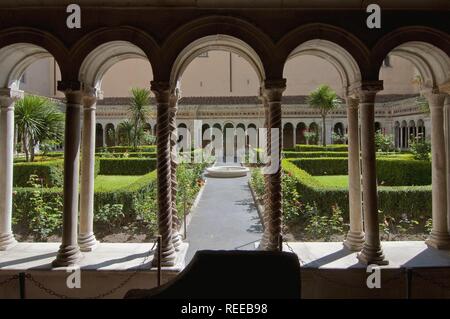 Der Kreuzgang im Inneren der Basilika San Paolo fuori le Mura (Basilika St. Paul vor den Mauern) Rom, Latium, Italien Foto © Fabio Mazzarella/Si Stockfoto