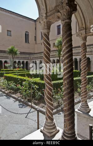 Der Kreuzgang im Inneren der Basilika San Paolo fuori le Mura (Basilika St. Paul vor den Mauern) Rom, Latium, Italien Foto © Fabio Mazzarella/Si Stockfoto