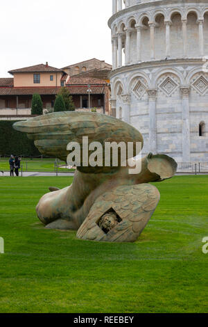 Italien Toskana Pisa Skulptur der gefallene Engel von Angelo Caduto in der Nähe des Schiefen Turms Stockfoto