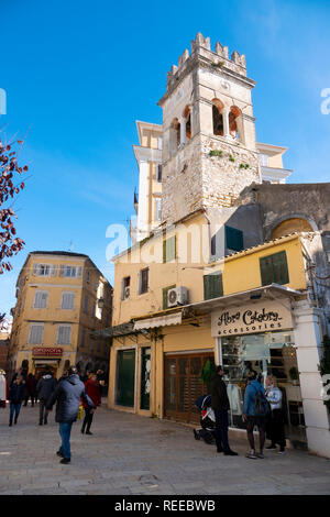 Griechenland Korfu Korfu Stadt alte Menschen gehen durch die engen Gassen von Geschäften und Restaurants. Stockfoto