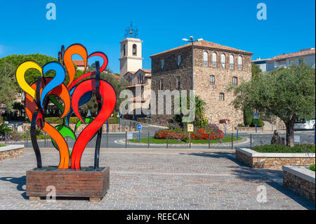 Skulptur auf dem Quai Leon Condroyer mit der Tour Carree und der Katholischen Kirche, Roquebrune-sur-Argens, Var, Provence-Alpes-Cote d'Azur, Frankreich, Europa Stockfoto