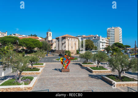 Skulptur auf dem Quai Léon Condroyer mit der Tour Carrée und die Katholische Kirche, Roquebrune-sur-Argens, Var, Provence-Alpes-Cote d'Azur, Frankreich, Europa Stockfoto