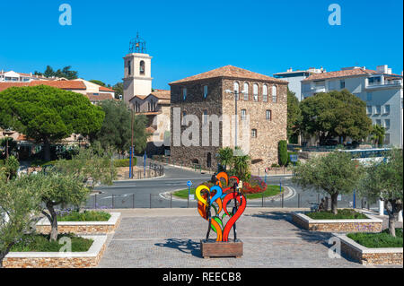 Skulptur auf dem Quai Leon Condroyer mit der Tour Carree und der Katholischen Kirche, Roquebrune-sur-Argens, Var, Provence-Alpes-Cote d'Azur, Frankreich, Europa Stockfoto