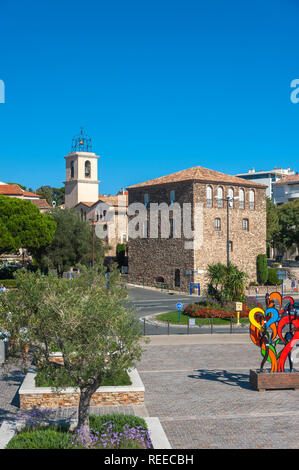 Skulptur auf dem Quai Léon Condroyer mit der Tour Carrée und die Katholische Kirche, Roquebrune-sur-Argens, Var, Provence-Alpes-Cote d'Azur, Frankreich, Europa Stockfoto