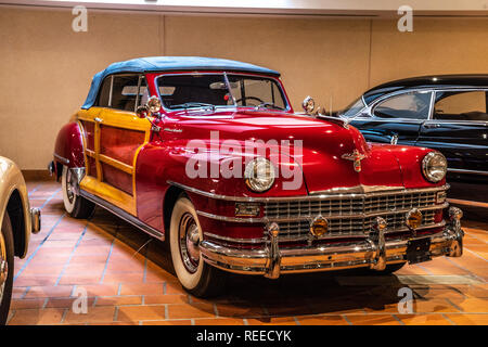 FONTVIEILLE, MONACO - Jun 2017: rot CHRYSLER STADT UND LAND CONVERTIBLE 1947 in Monaco Top Cars Collection Museum. Stockfoto