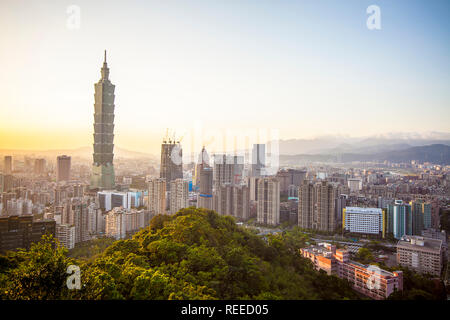 TAIPEI, Taiwan - Dec 24, 2017: Die Szene der Taipeh 101 Gebäude und Taipei City Taiwan am 14. Dezember 2017. Das Bild ist von oben getroffen worden Stockfoto