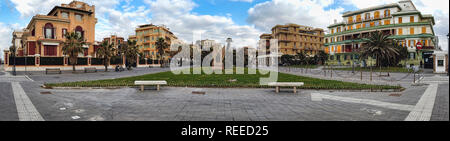 Ostia Lido Rom, Italien, 17. Januar 2019: Landschaft von Anco Marzio Quadrat in Ostia Lido Bezirk auf dem Meer von Rom, in der Fußgängerzone entfernt. Stockfoto