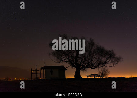 Nacht über kleine Kapelle in Plana Berg, Bulgarien Stockfoto