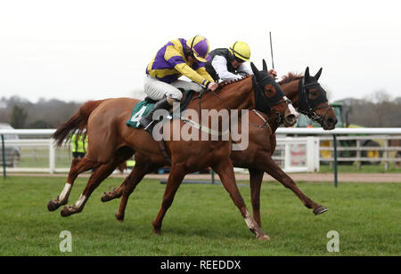 Sam Twiston-Davies auf Larch Hill (gegenüberliegende Seite) wird bis zu Beat Dyliev geritten von Sean Bowen in der Uhr RacingTV mit Kostenlose Testversion Jetzt Handicap Hürde während Midlands Raceday an der Warwick Racecourse. Stockfoto