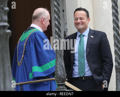 Dublin Oberbürgermeister Nial Ring (links) begrüßt Taoiseach Leo Varadkar im Mansion House in Dublin für die hundertste Todestag statt die Konstituierende öffentliche Sitzung des Dail Eireann 1919 zu markieren. Stockfoto