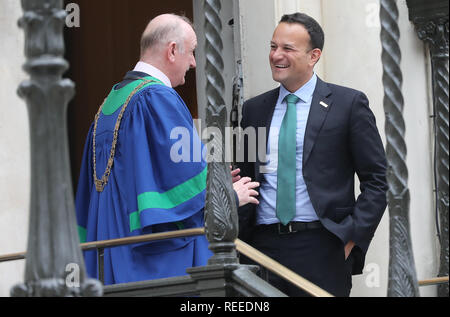 Dublin Oberbürgermeister Nial Ring (links) begrüßt Taoiseach Leo Varadkar im Mansion House in Dublin für die hundertste Todestag statt die Konstituierende öffentliche Sitzung des Dail Eireann 1919 zu markieren. Stockfoto