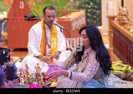 Eine schöne fromme Hindu worshipper feiert ihren Geburtstag durch Unterstützung im Morgengebet Service. In Richmond Hill, Queens, New York City. Stockfoto