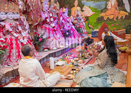 Eine attraktive Hinduistische Frau ihren Geburtstag feiern Vorlagen in einem Sonntag morgen Service als Tradition ist. In Queens, New York. Stockfoto