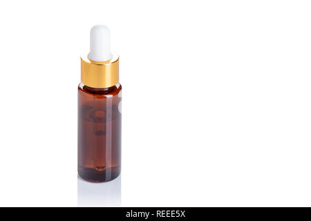 Mit Tropfenzähler auf weißem Hintergrund Flasche. Kopieren space Mock Up. Gelbe Flasche für ätherisches Öl, kosmetische oder medizinische Zwecke. Beauty Produkt Stockfoto