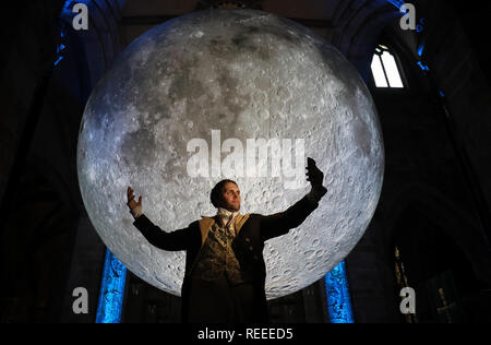 Schauspieler Gareth Morrison erhält in Charakter als Rabbie Burns unter dem Museum des Mondes Installation in St Giles' Cathedral, Edinburgh, während die Einführung des Burns & Beyond Festival. Stockfoto