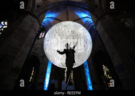 Schauspieler Gareth Morrison erhält in Charakter als Rabbie Burns unter dem Museum des Mondes Installation in St Giles' Cathedral, Edinburgh, während die Einführung des Burns & Beyond Festival. Stockfoto