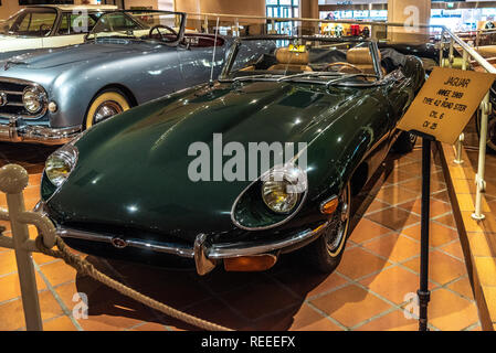 FONTVIEILLE, MONACO - Jun 2017: Dunkelgrün JAGUAR 42 ROADSTER CABRIO 1969 in Monaco Top Cars Collection Museum. Stockfoto