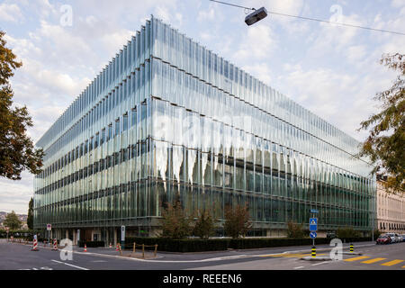 Ecke der Erhöhung von wellenförmigen Fassade. Swiss Re Office Hauptsitz, Zürich, Schweiz. Architekten: Diener & Diener, 2017. Stockfoto