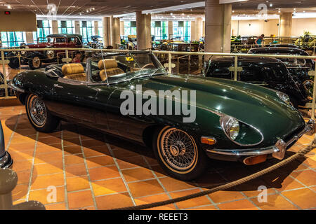 FONTVIEILLE, MONACO - Jun 2017: Dunkelgrün JAGUAR 42 ROADSTER CABRIO 1969 in Monaco Top Cars Collection Museum. Stockfoto