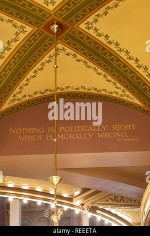 Des Moines, Iowa - das Innere der Iowa State Capitol Building. Ein Zitat von Daniel O'Connell ist auf der ersten Etage stenciled: 'Nichts ist Politik Stockfoto