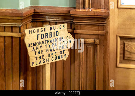 Des Moines, Iowa - ein Zeichen außerhalb des Repräsentantenhauses Besucher Galerie an der Iowa State Capitol Building Besucher warnt vor zu halten demonstr Stockfoto