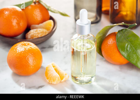 Mandarine ätherisches Öl. Mandarin Orange Öl zur Hautpflege, Spa, Wellness, Massage, Aromatherapie und natürliche Medizin. Citrus Öl Stockfoto