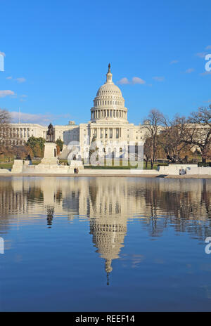 Die Westseite des United States Capitol Building und Ulysses S Grant Memorial in Washington, DC, spiegelt sich in der reflektierenden Pool mit Weihnachten tre Stockfoto