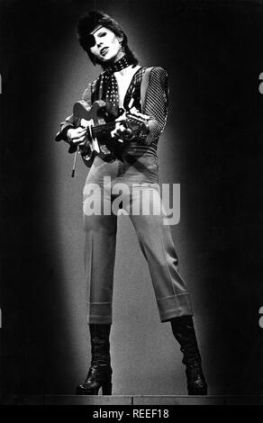 Mit augenklappe Aufnahme Rebel Rebel im TopPop Studios in Hilversum, Holland in Hilversum, Niederlande 1974-1974, (Foto Gijsbert Hanekroot) *** Local Caption *** David Bowie top Pop hilversum Rebel Rebel Stockfoto